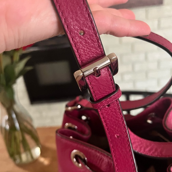 Michael Kors Jules Drawstring Large Handbag adjustable Strap Dark Pink Leather - Picture 10 of 16